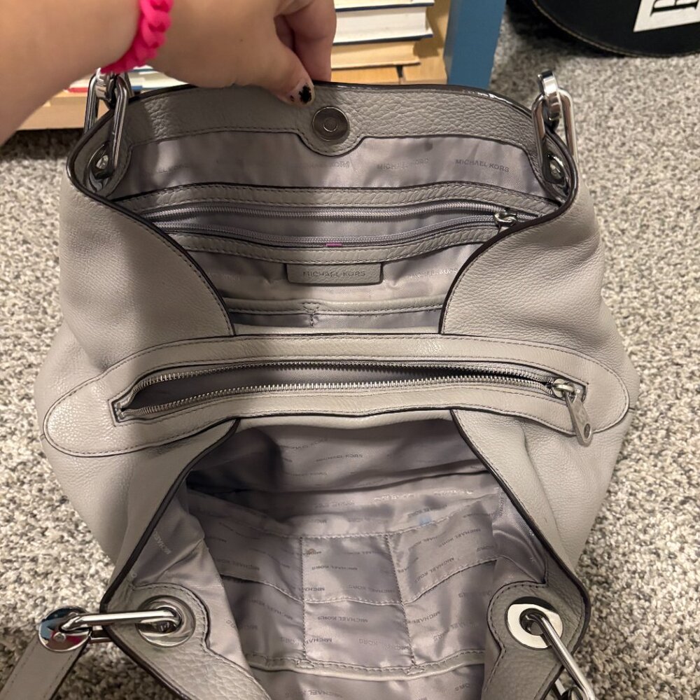 🪢2/$100🪢 MICHAEL KORS Satchel Bag, metal stud embellishment - Picture 2 of 11